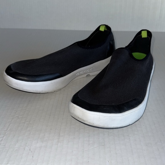 Oofos OOMG EEZEE Low Slip On Shoes In Black And White - Picture 3 of 12